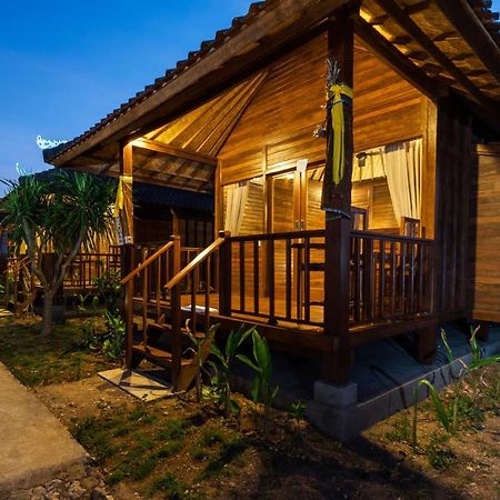 Gatri Hut Hotel Lembongan Exterior photo