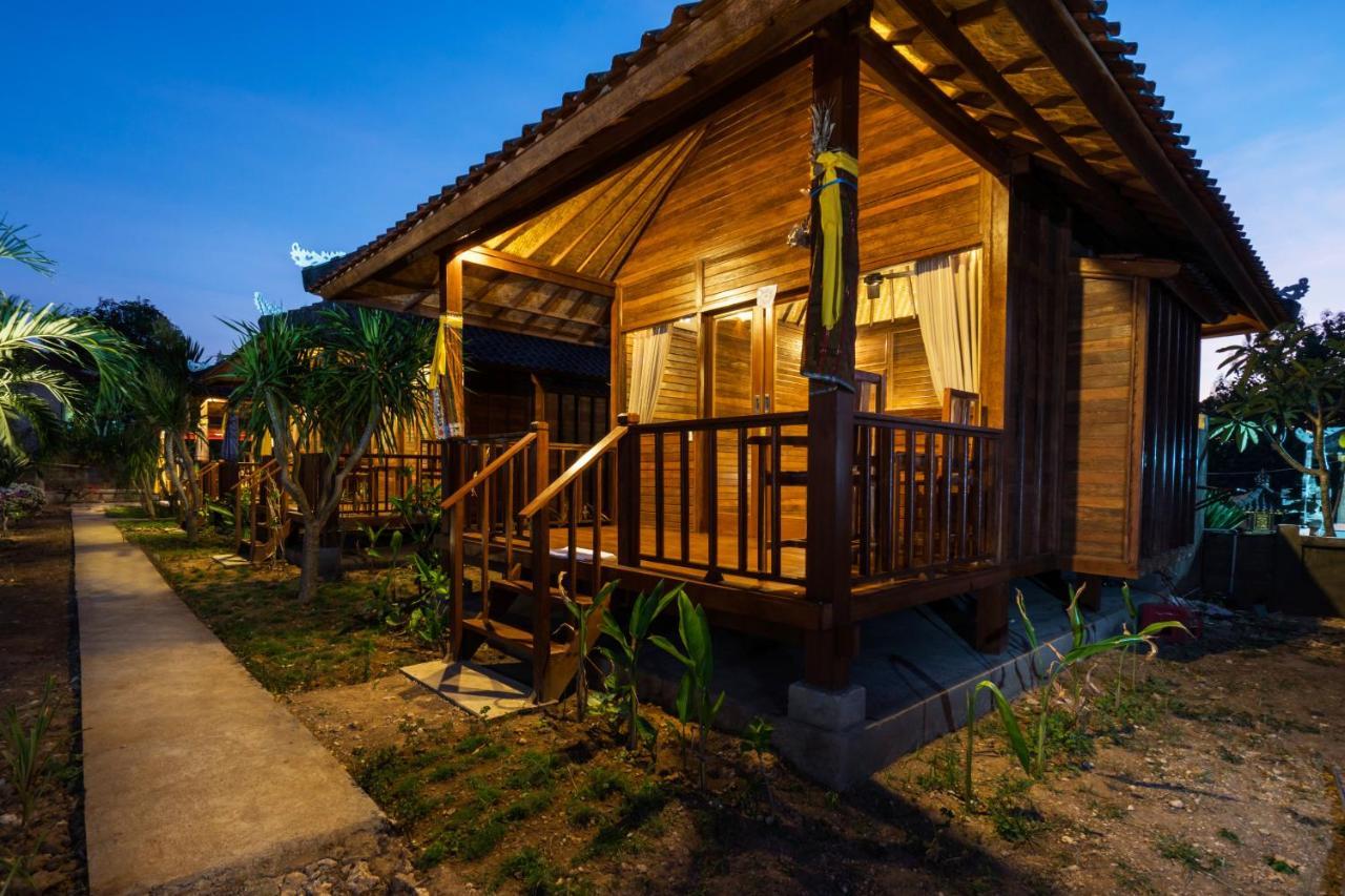 Gatri Hut Hotel Lembongan Exterior photo