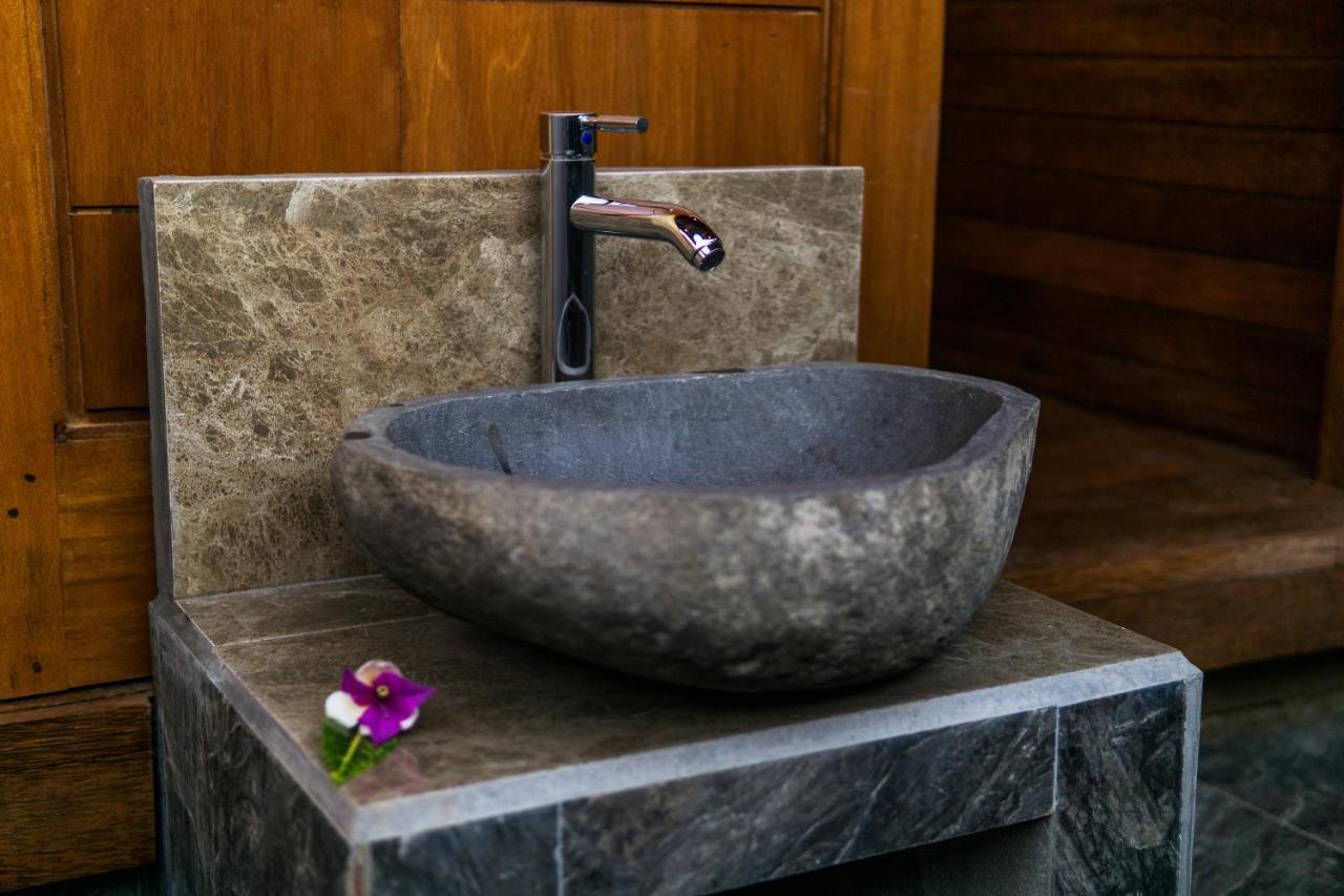 Gatri Hut Hotel Lembongan Exterior photo