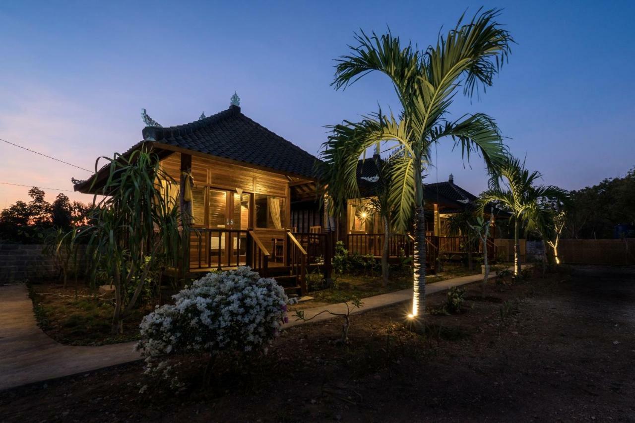 Gatri Hut Hotel Lembongan Exterior photo