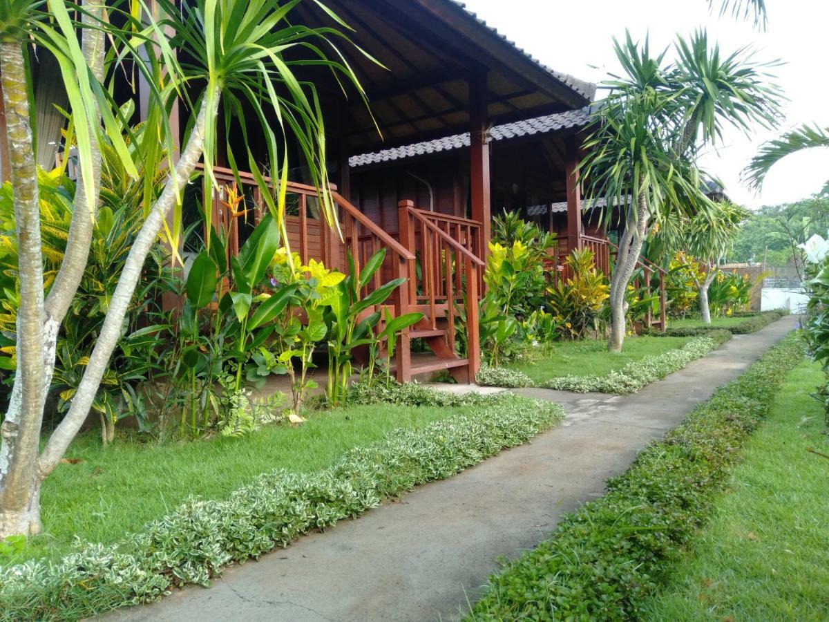 Gatri Hut Hotel Lembongan Exterior photo