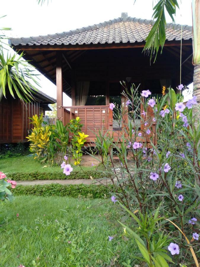 Gatri Hut Hotel Lembongan Exterior photo