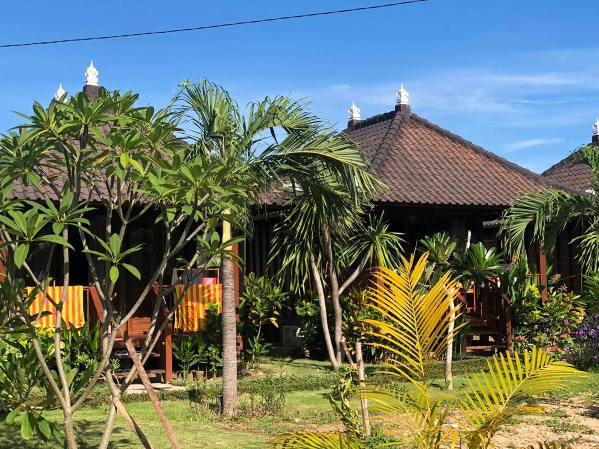 Gatri Hut Hotel Lembongan Exterior photo